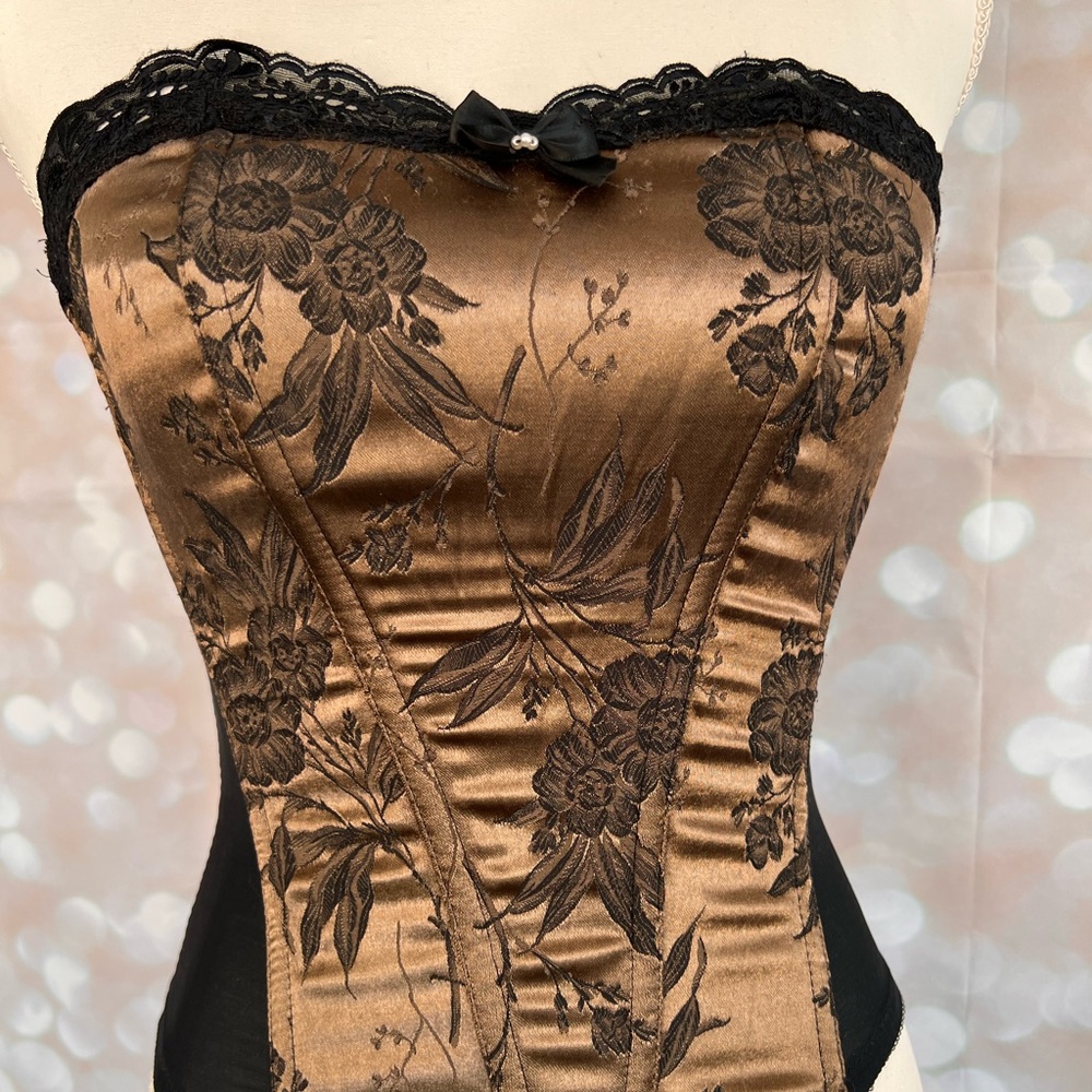 Ladies Victorian Gold Underbust Lace Corset.